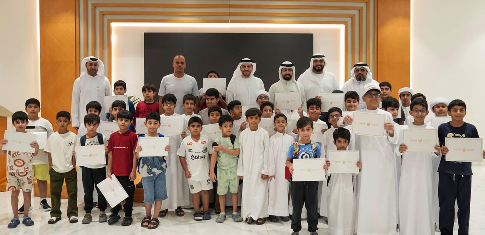 طلاب دورة شرطة المستقبل يطلعون على مهارات الإنقاذ والإطفاء في إدارة الدفاع المدني بعجمان