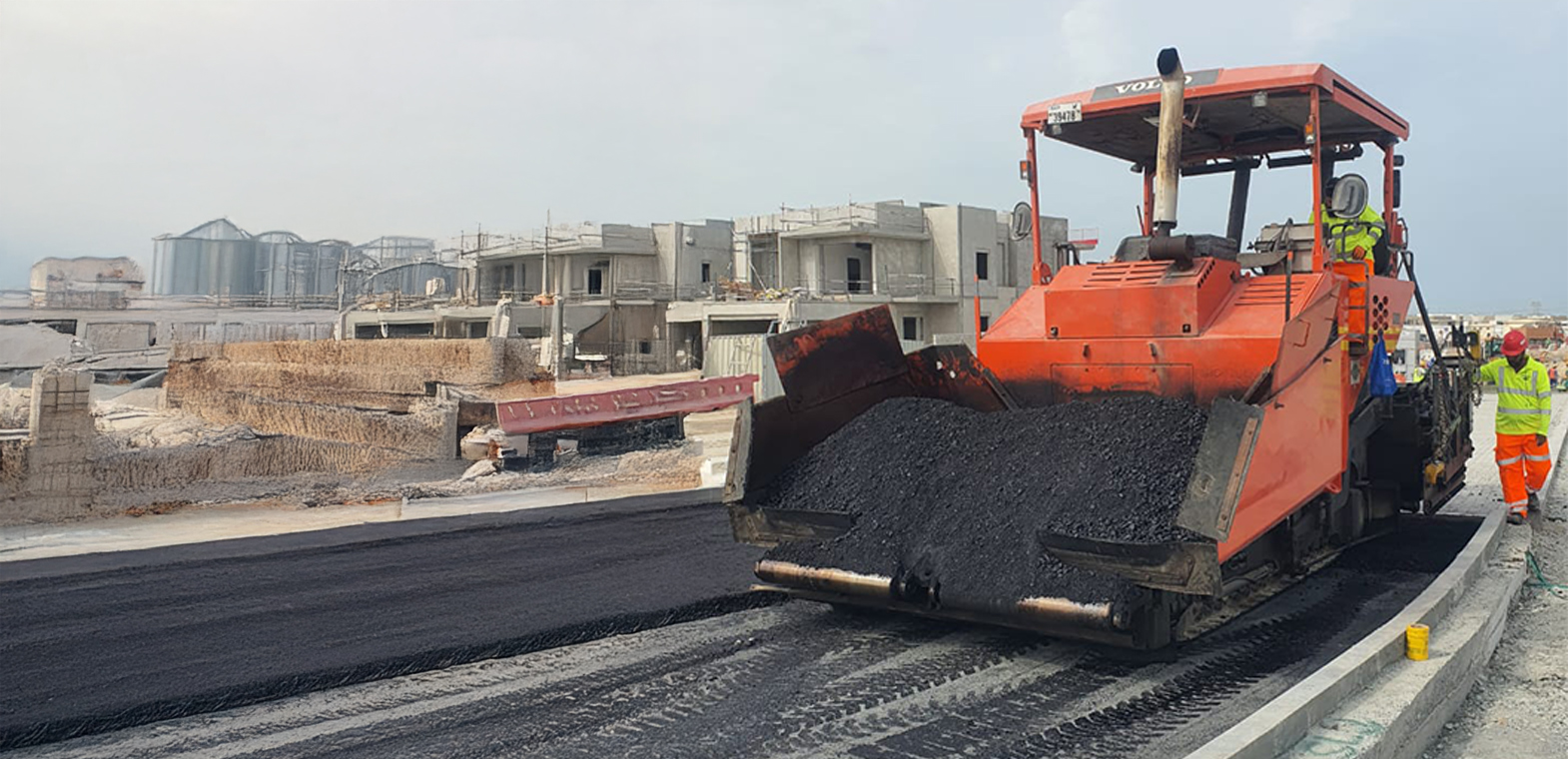 عمال رصف الطرق .. باحثون عن الرزق في أرض الخير 