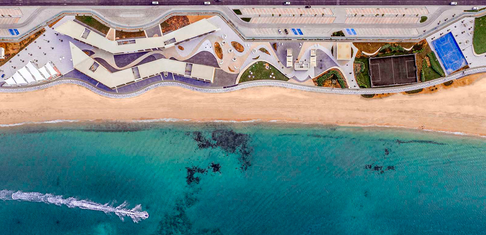 شاطئ خورفكان يجمع بين المغامرة و الاسترخاء لعشاق الأنشطة البحرية