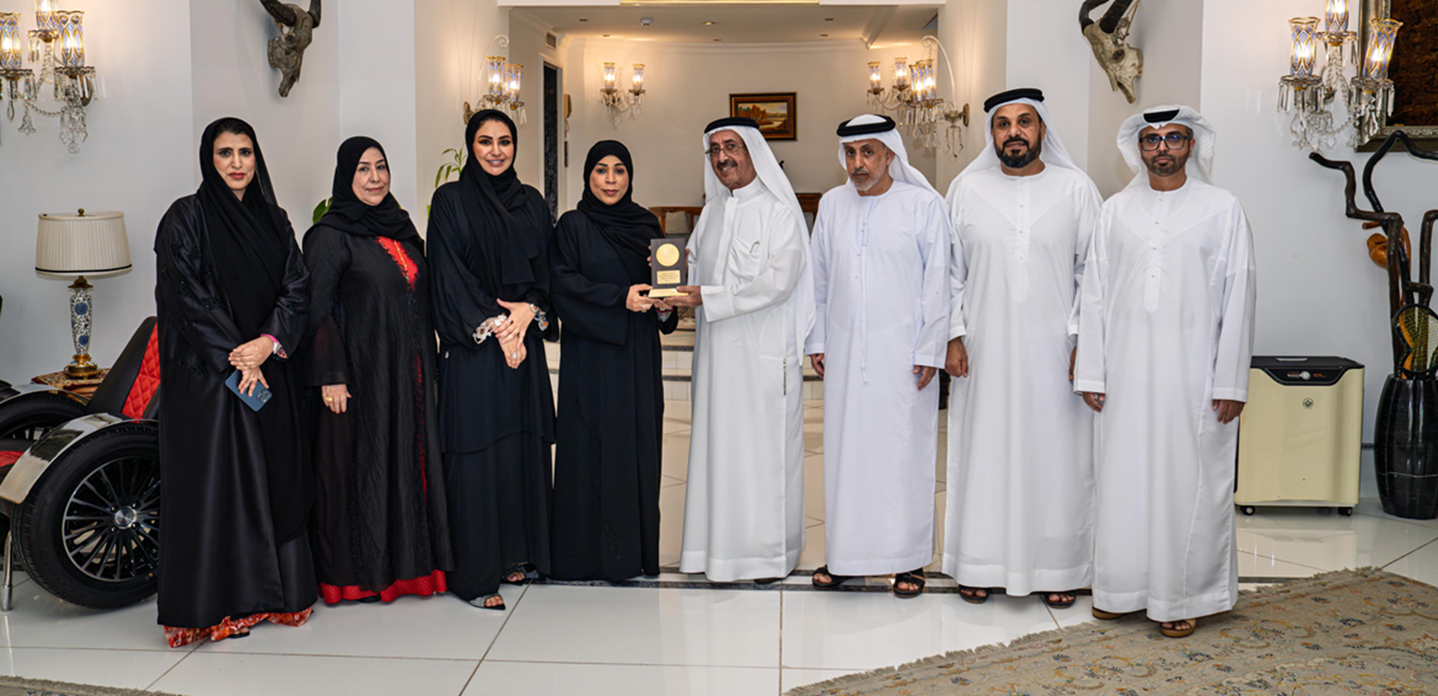 حشر بن مكتوم يشيد بدور جمعية الصحفيين الإماراتية في تعزيز الحضور المهني للصحفيين