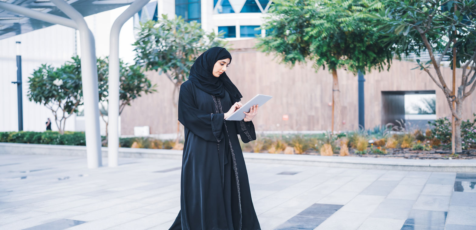 المرأة العربية .. من الافتراضي إلى الواقعي