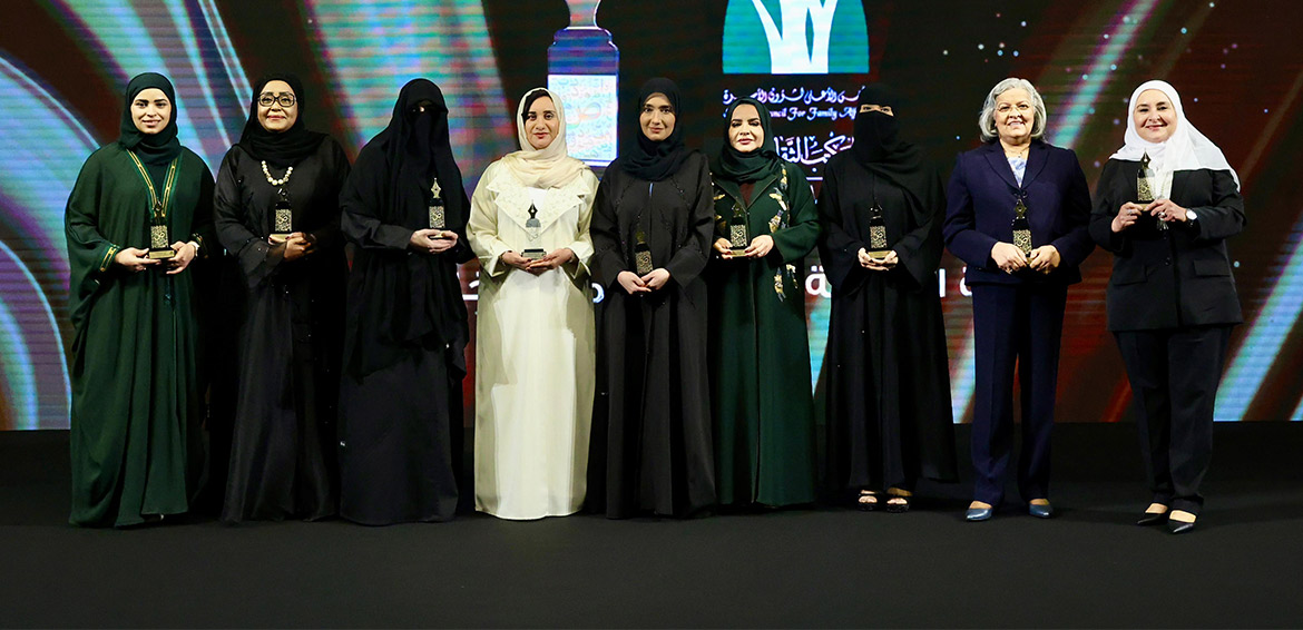 جواهر القاسمي تكرم الفائزات بجائزة الشارقة لإبداعات المرأة الخليجية 