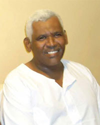 الفنان التشكيلي عمر عبد الرازق.. ريشة لم تكسرها الأيام