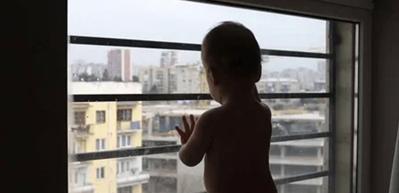 سلامة الطفل ..  تحذر من مخاطر السقوط وإصابات الأطفال