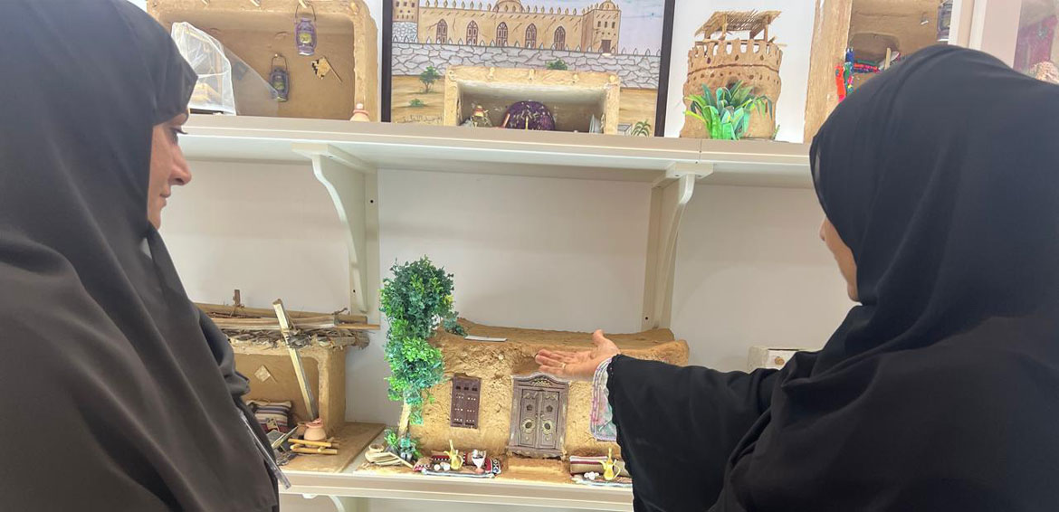أم عبد اللطيف.. إماراتية تتنفس تراثاً  